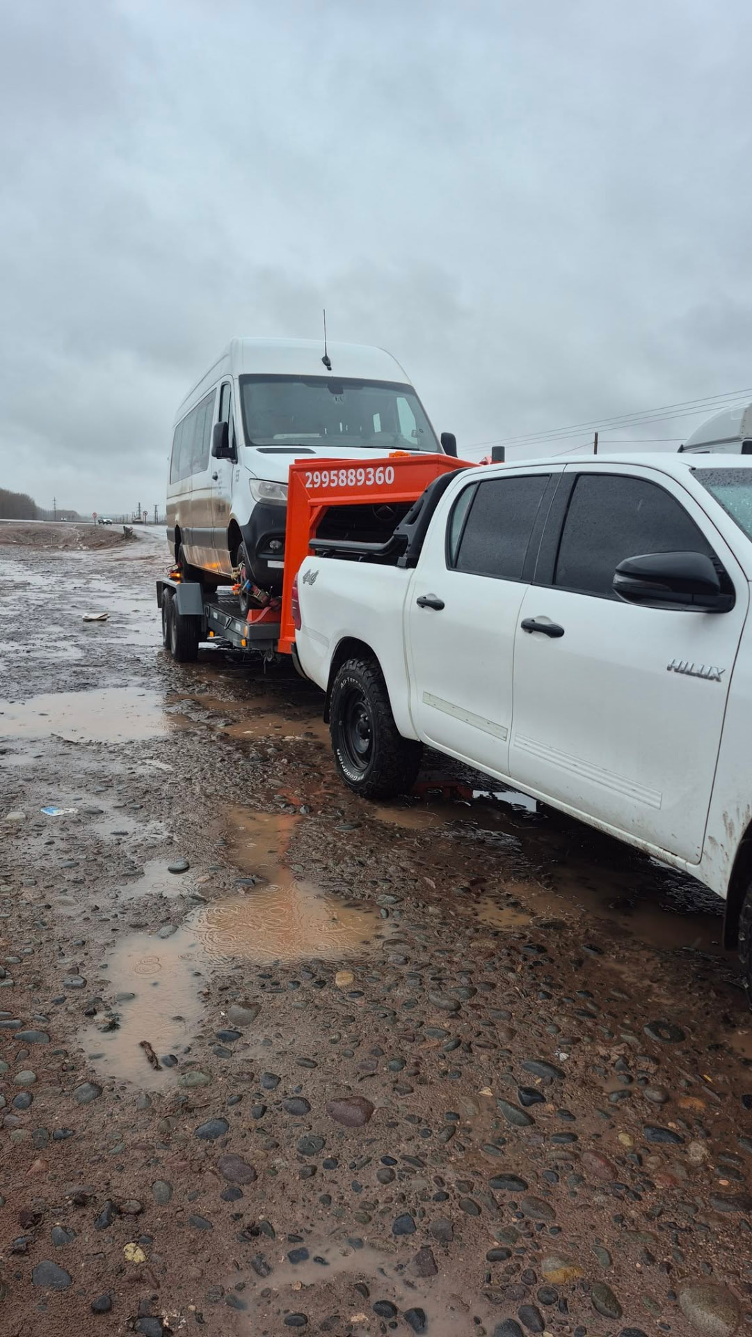Remolque de una combi Sprinter en ruta con plataforma de Aguavicota